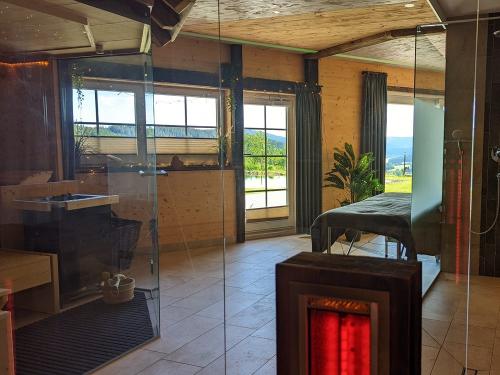 Wellnessbereich-mit-Blick-nach-Draussen-scaled