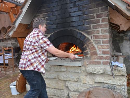 Holzbackofen bestücken