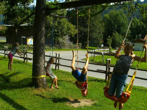Spielende Kinder im Garten