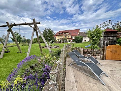 Ferienhaus Bührer Schaukel Wiese und Pooleingang