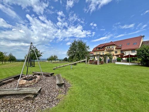Spielplatz und Grillplatz