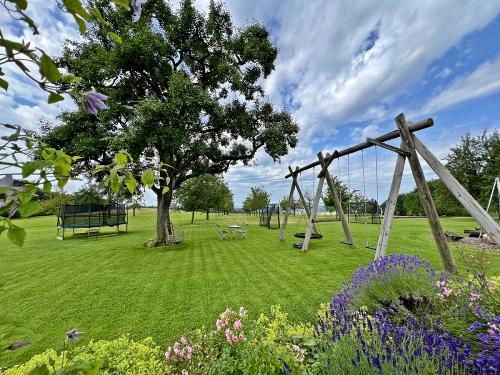 Spielplatz mit Trampolin