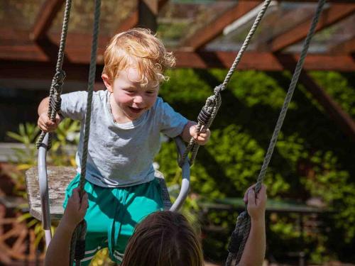Kinder auf dem Spielplatz Kinder auf dem Spielplatz
