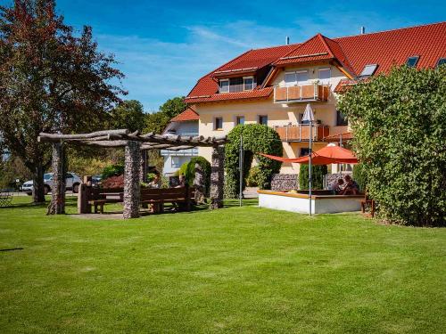 Sandkasten mit Sitzplatz Sandkasten mit Sitzplatz