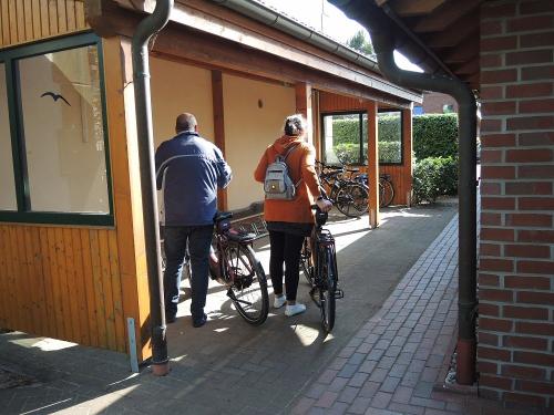 Fahrradunterstand neben Haus 9