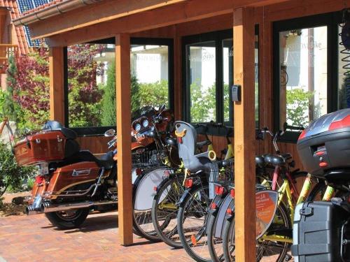 Motorrad und Fahrrad