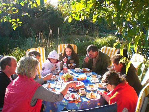 Kaffeetrinken imliebevoll angelegten Garten