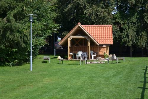Windgeschützter Grill- und Lagerfeuerplatz