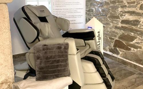 Massagesessel im Wellnessbereich