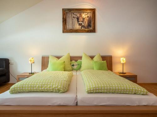 Modernes Schlafzimmer mit Waldblick