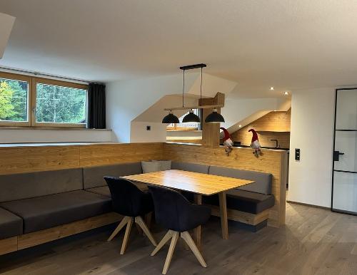 Ferienwohnung Weitblick - Essbereich mit Küche im Hintergrund