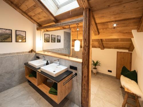 Großes Badezimmer inkl. finnischer Sauna mit Infrarot, Regendusche und Badewanne