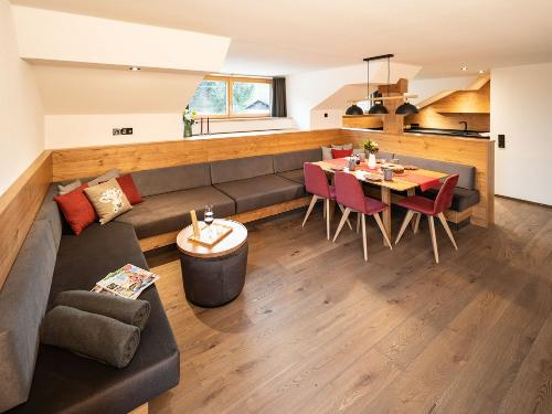 Wohnbereich mit Küche im Hintergrund Ferienwohnung Weitblick