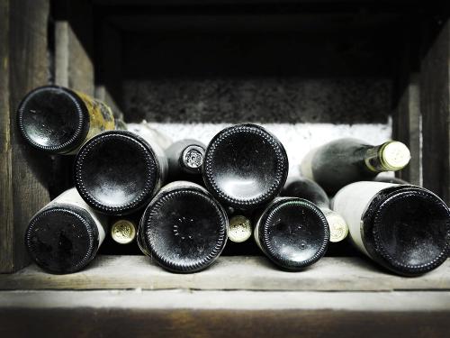 Weinflaschen im Wein- & Sektgut Reis in Mehring