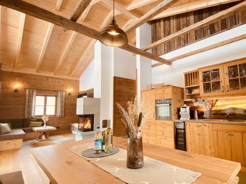 Wohnraum mit Küche in den Chalets