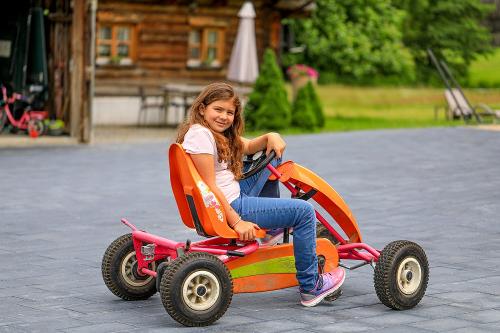 Kettcars auf dem Hof