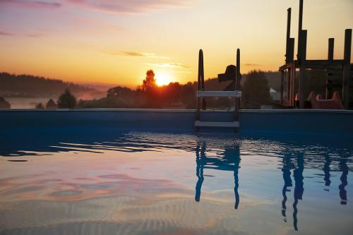 sonnenerwärmter Pool