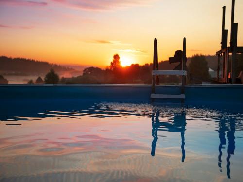 sonnenerwärmter Pool