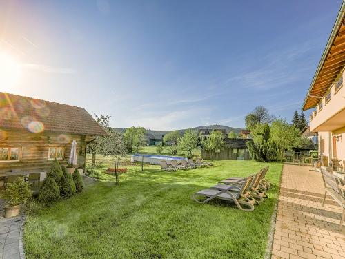Hofbereich mit Pool auf Paulas Bauernhof für Familien im Bayerischen Wald Hofbereich mit Pool auf Paulas Bauernhof für Familien im Bayerischen Wald