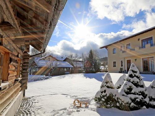 Hofbereich im Winter auf Paulas Bauernhof für Familien im Bayerischen Wald Hofbereich im Winter auf Paulas Bauernhof für Familien im Bayerischen Wald