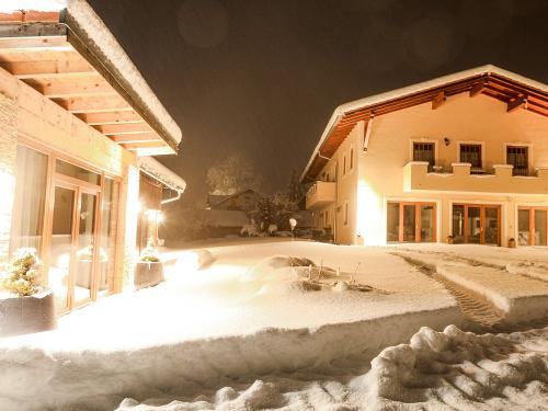 Winter im Hofbereich auf Paulas Bauernhof für Familien im Bayerischen Wald Winter im Hofbereich auf Paulas Bauernhof für Familien im Bayerischen Wald