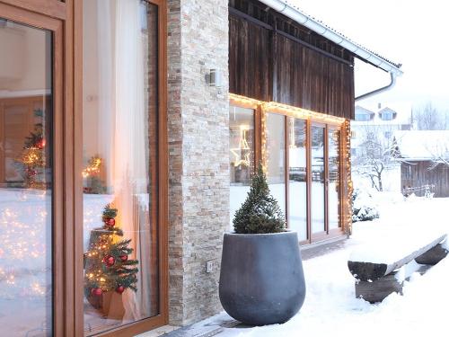 Spielscheune und Sommersitz im Winter auf Paulas Bauernhof im Bayerischen Wald Spielscheune und Sommersitz im Winter auf Paulas Bauernhof im Bayerischen Wald