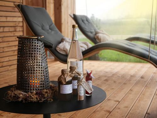 Schwebeliegen vor der Sauna