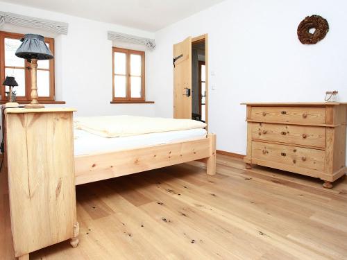 Elternschlafzimmer mit Zirbenbett in der Ferienwohnung Sophie
