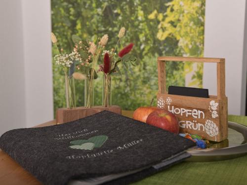 Wir heißen Sie herzlich Willkommen! Hier in der Wohnung Hopfengrün Wir heißen Sie herzlich Willkommen! Hier in der Wohnung Hopfengrün