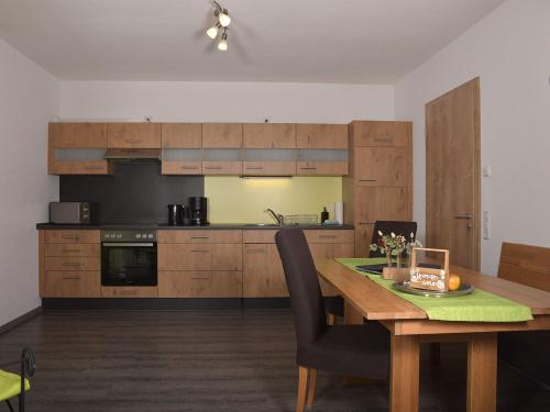 große Küche in der Wohnung Hopfengrün mit gemütlichem Essbereich große Küche in der Wohnung Hopfengrün mit gemütlichem Essbereich