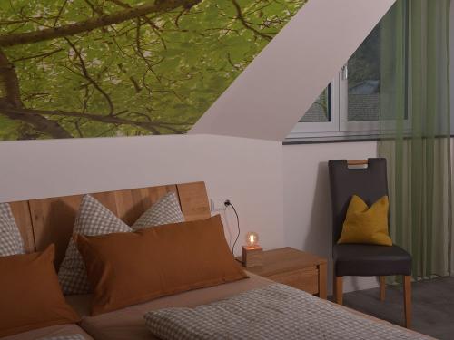 Großes Schlafzimmer in der Wohnung unterm Baum Großes Schlafzimmer in der Wohnung unterm Baum