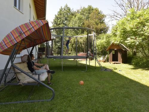 Ansicht Spielplatz von vorne Ansicht Spielplatz von vorne