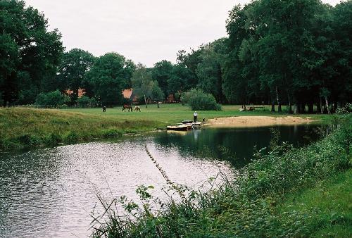 Weitläufiges Hofgelände mit Teich