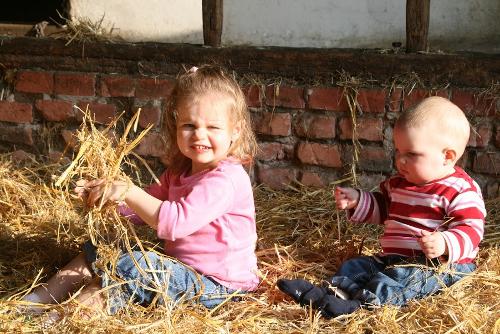 Kinder im Stroh beim Spielen