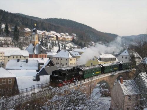 Bad Schmiedeberg mit Dampfzug