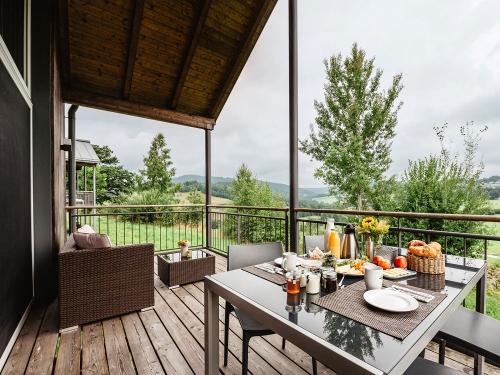 bw_Balkon Frühstückstisch Chalet Krautgarten Frongahof Böhmzwiesel_Waldkirchen