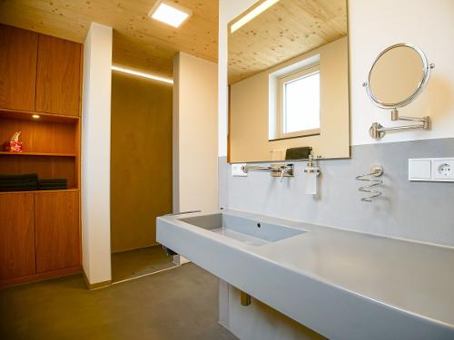 Bad mit begehbarer Dusche und Wärmekabine im Premiumchalet Nr 1 Bad mit begehbarer Dusche und Wärmekabine im Premiumchalet Nr 1