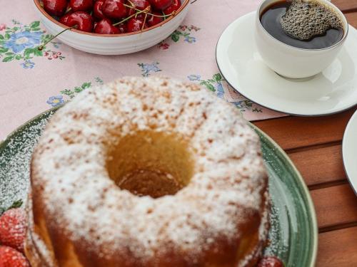 Kaffee und Kuchen im Garten