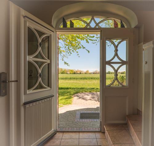 Blick aus der Haustür auf Felder und Wiesen