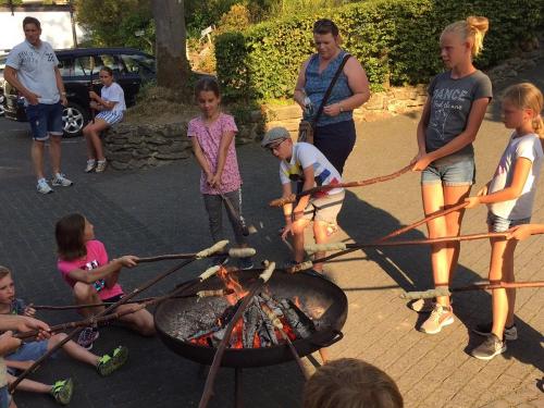 Stockbrot backen Stockbrot backen