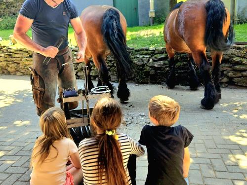 der Hufschmied ist da , es gibt Hufeisen für die Kinder der Hufschmied ist da , es gibt Hufeisen für die Kinder