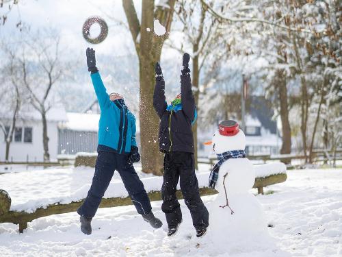 Spielende Kinder im Schnee