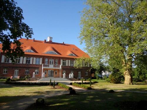 Schloss Pütnitz im Sommer