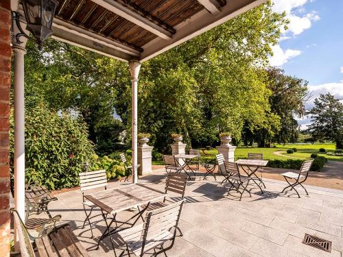 Blick auf Terrasse und Garten