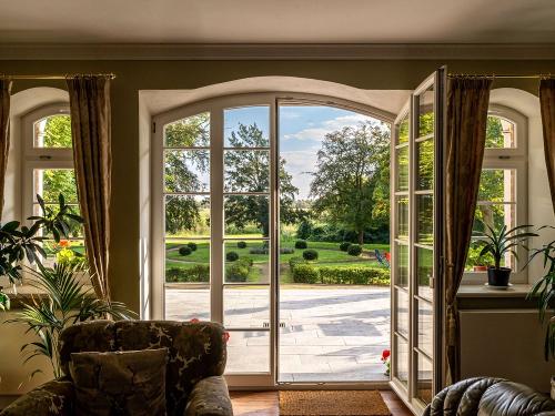 Blick auf den Garten vom Wohnzimmer aus