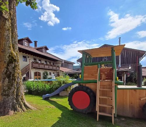 Schöner Spieltraktor mit Sandkasten und Schaukel