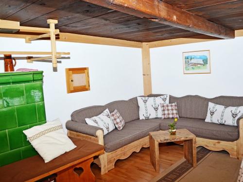 Gemütliche Stube mit Kachelofen