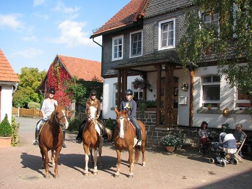 Reiter auf dem Hof