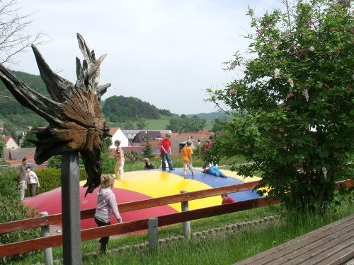 Kinder auf dem Hüpfkissen