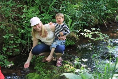 Spielen am Bach